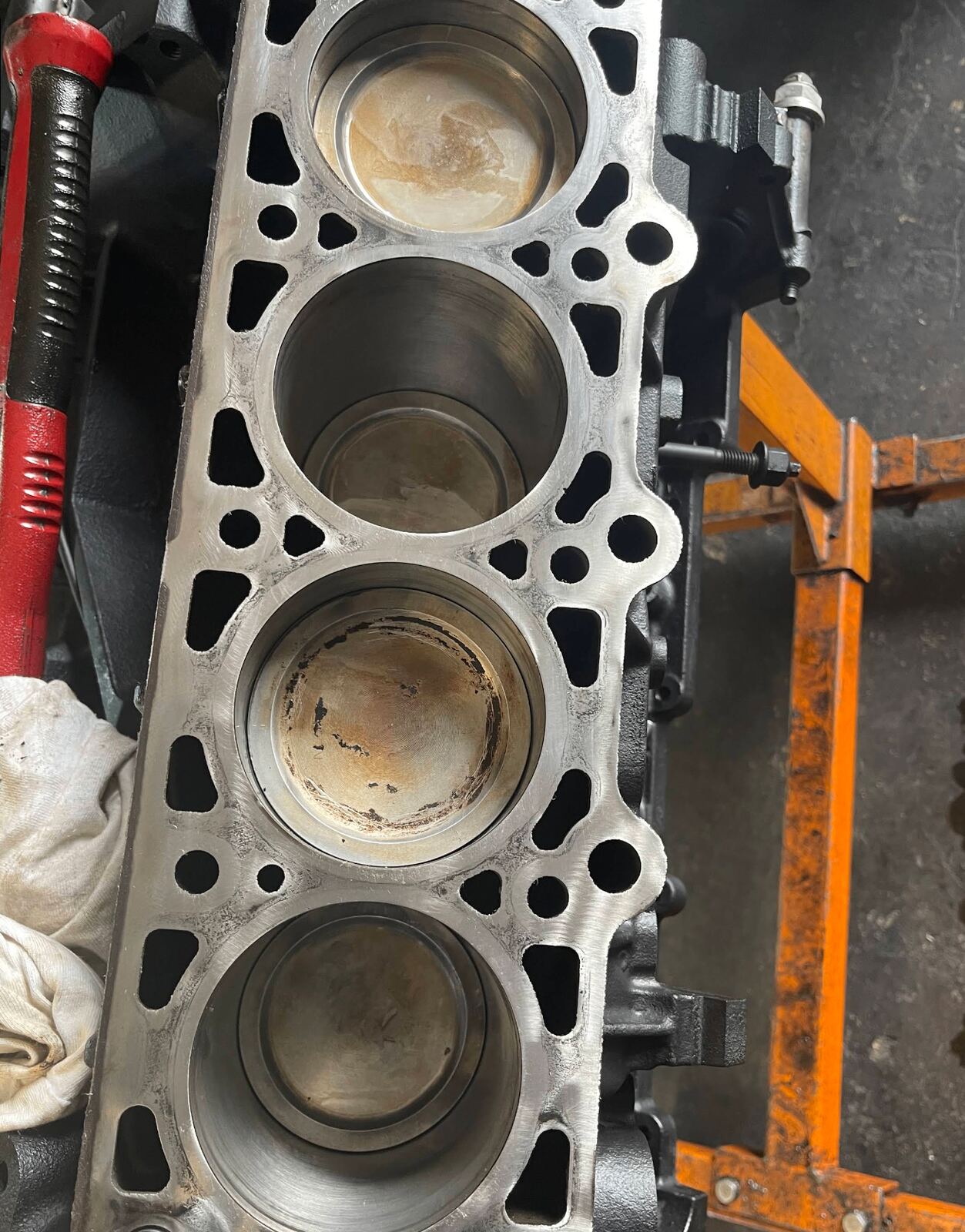 Engine block cylinders inspection during rebuild